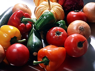 selective photo of tomatoes, bell pepper, onion and garlic HD wallpaper