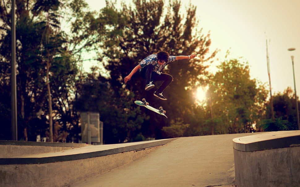 man in black jeans riding skateboard during daytime HD wallpaper