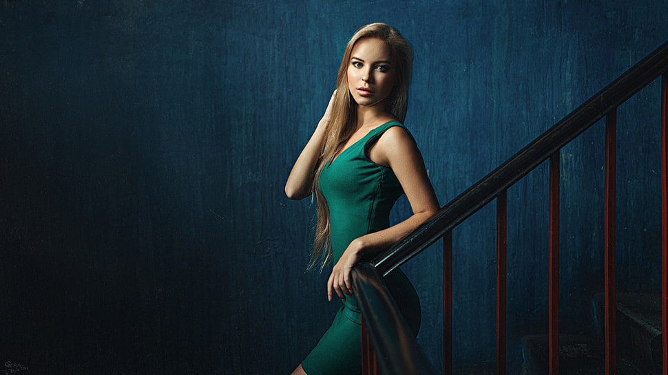 woman wearing green sleeveless dress on stairs HD wallpaper