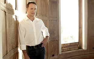man wearing white dress shirt and black bottoms HD wallpaper