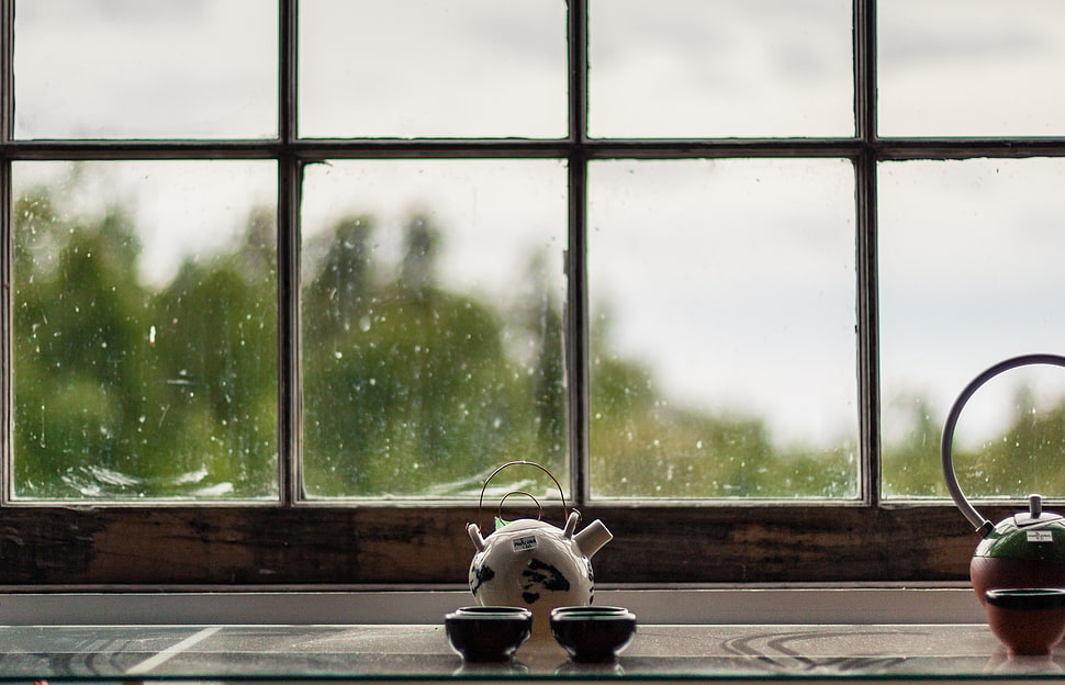 selective focus of a whit ceramic table decor HD wallpaper