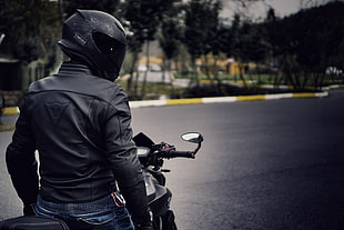 men's black leather jacket and black full-face helmet, motorcycle, Yamaha, Shoei, Dainese