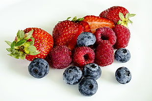 slice strawberries and blueberries HD wallpaper