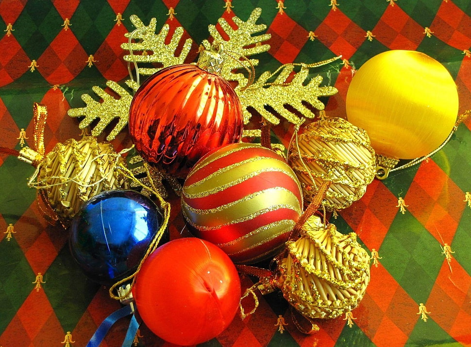 close-up photo of multicolored Christmas baubles HD wallpaper