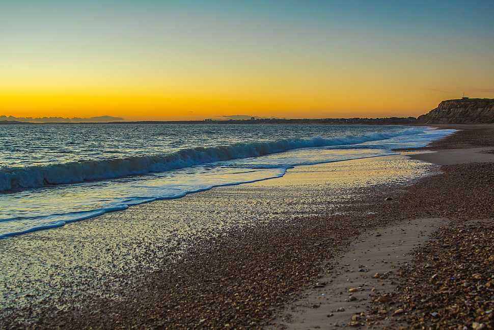 Sea shore during dawn HD wallpaper