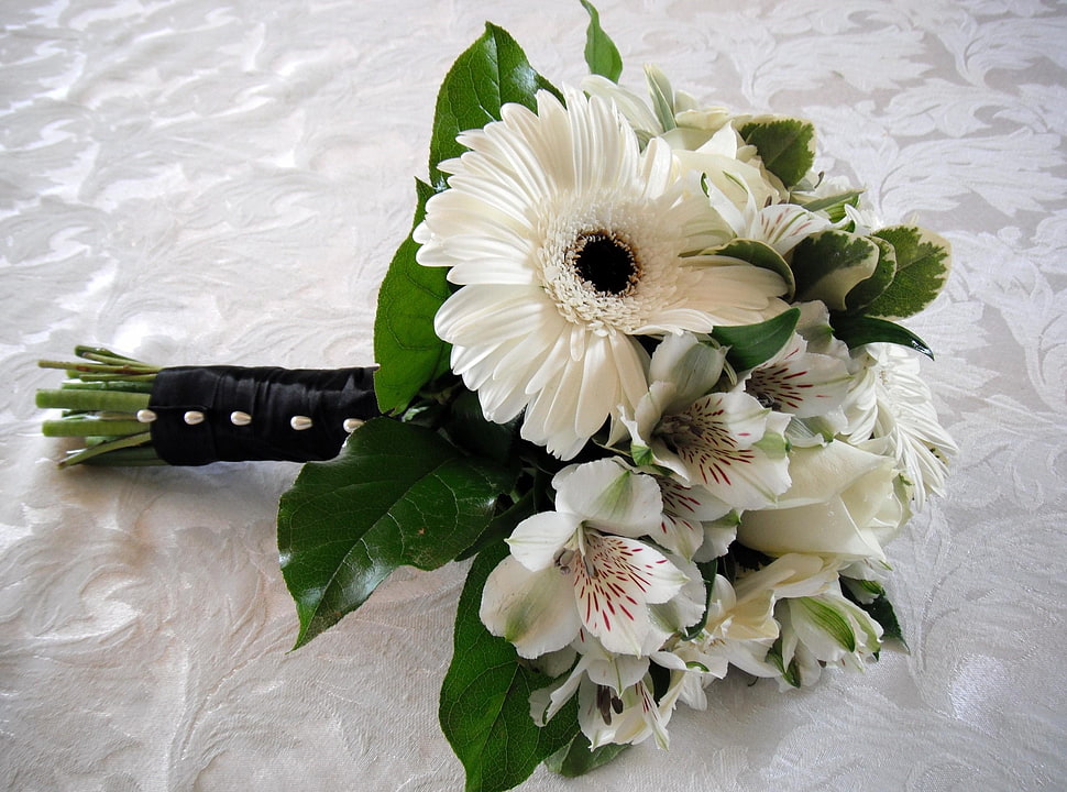 white Daisy and Peruvian Lilies bouquet HD wallpaper