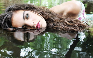 woman with face under water photograph HD wallpaper