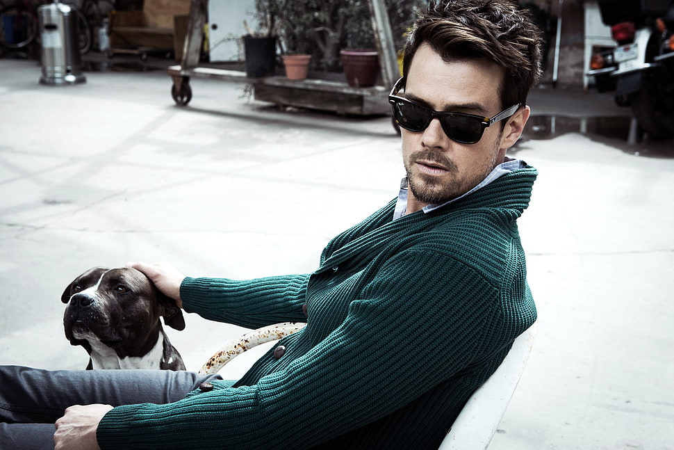 man wearing black sunglasses HD wallpaper