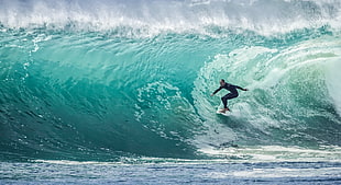 person surfing board on seawaves during daytime HD wallpaper