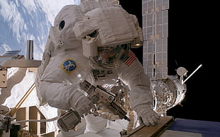 men's white astronaut, space, astronaut HD wallpaper