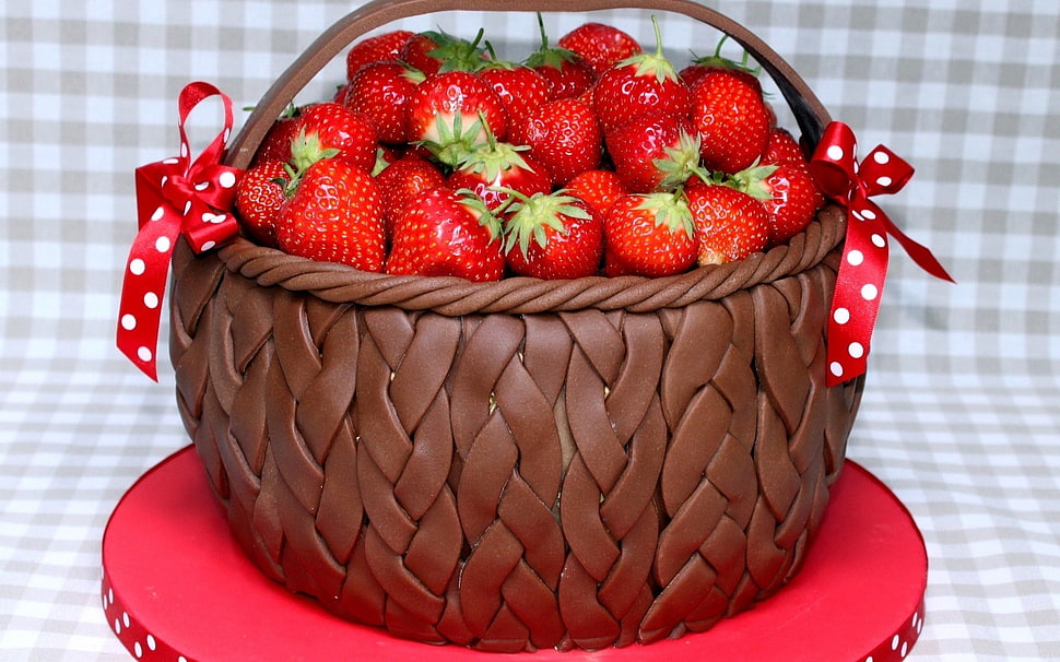round brown basket cake with Strawberries HD wallpaper