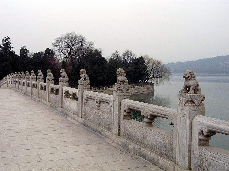 gray foo dog statuette themed bridge during daytime photo HD wallpaper
