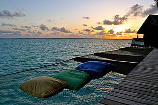 black dock net with three pillows
