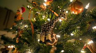 Giraffe ornament selective focus photography