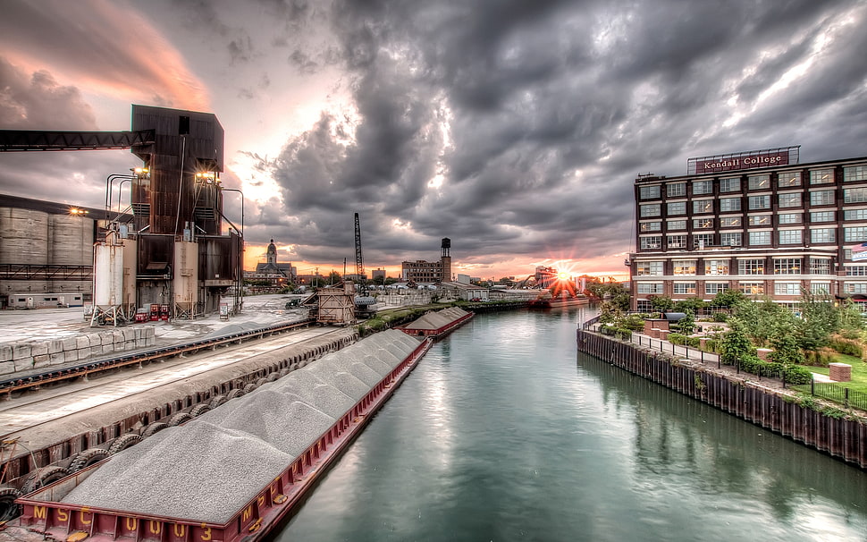 city skyline with river flowing in between HD wallpaper