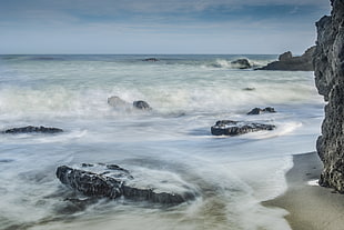 waves rushed to stones during daytime HD wallpaper