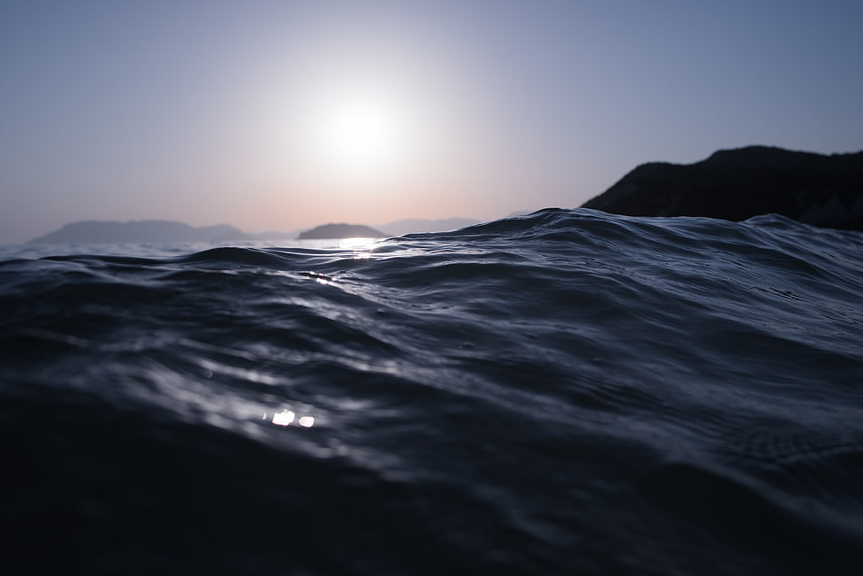 ocean waves under blue skies at daytime HD wallpaper