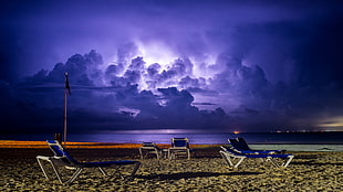 blue lounger chairs on shore during night time, cozumel HD wallpaper