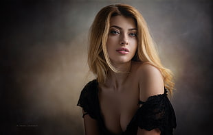 close up photography of woman in black tops