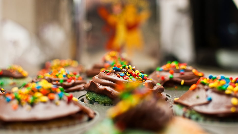 cupcakes with chocolate toppings, cupcakes, sprinkles, dessert, depth of field HD wallpaper