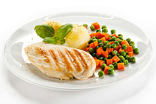 grilled chicken breast with steam carrot and peas