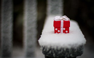 shallow focus photography of red gift box