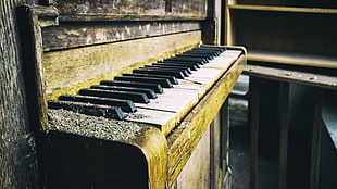 photography of white and brown vintage upright piano