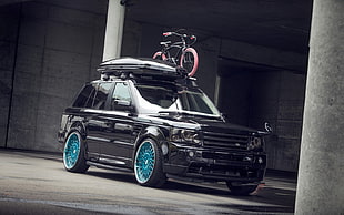 black Land Rover Range Rover HSE parked inside concrete building with pillars HD wallpaper