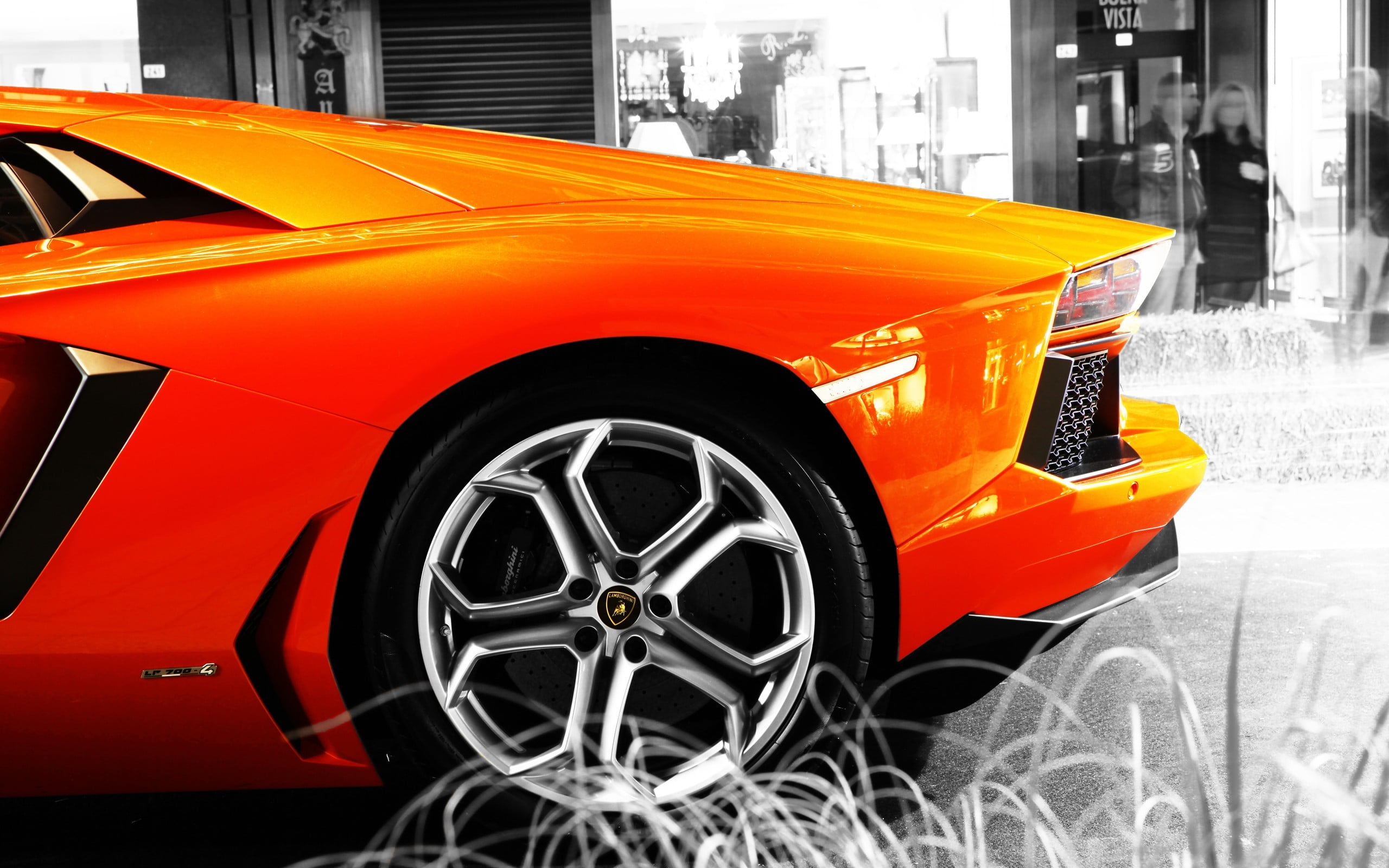 chrome 5-spoke car wheel with tire, selective coloring, car, Lamborghini