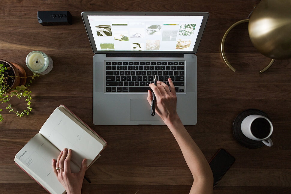 person using MacBook Pro HD wallpaper