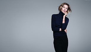 woman wearing black turtleneck long-sleeved shirt and black pants outfit