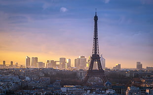 Eiffel tower during golden hour HD wallpaper