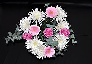 white and pink flowers arrangement