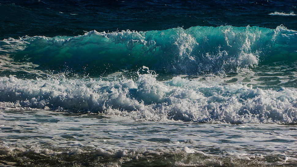 ocean hammering shore HD wallpaper