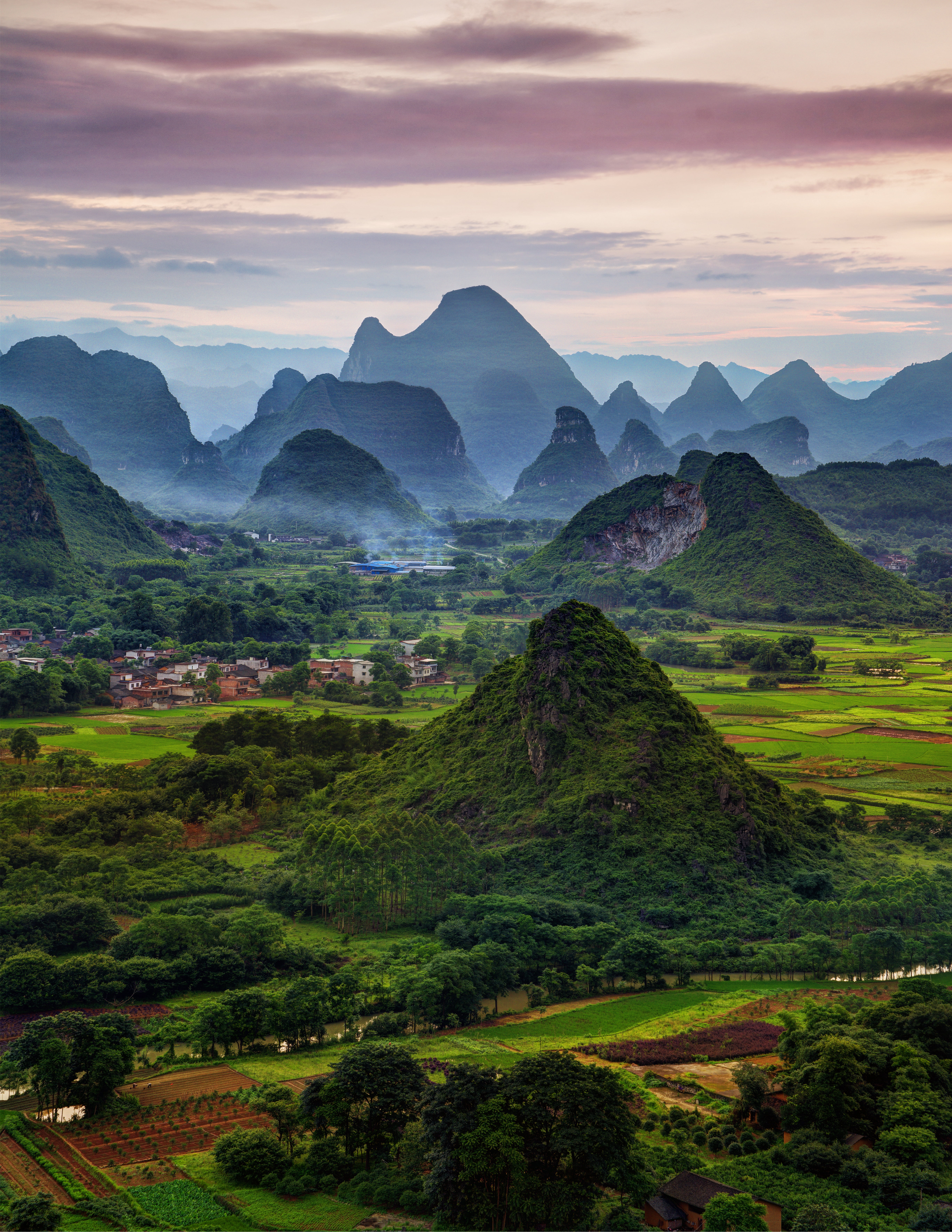 Восточно китайские горы. Скалы Гуйлинь. Зеленые горы Гуйлинь. Пейзажи Китая. Горные пейзажи Китая.