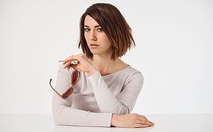 woman wearing gray long-sleeved top