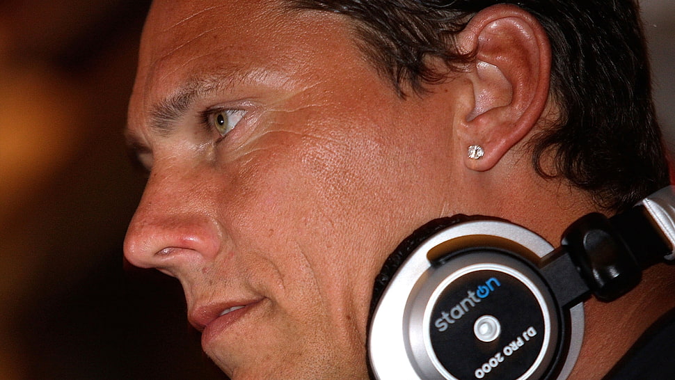 closeup photography of man's face with headphones HD wallpaper