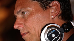 closeup photography of man's face with headphones