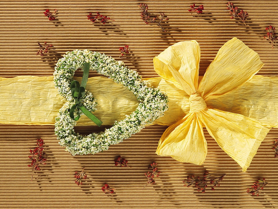 closeup photo of heart-shaped floral decor and yellow bow HD wallpaper
