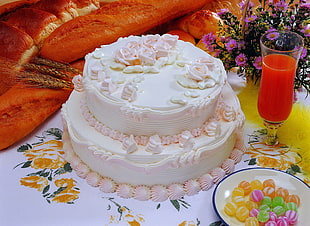 white cake on table HD wallpaper