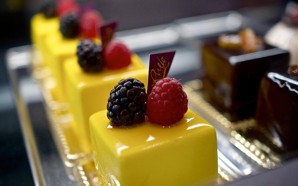 cake with berry toppings on tray HD wallpaper