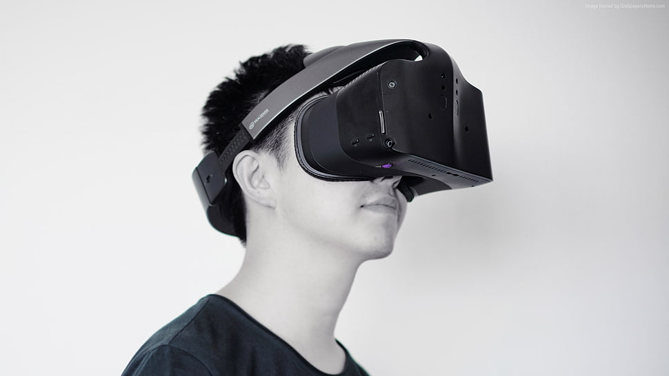 man wearing black VR goggles HD wallpaper
