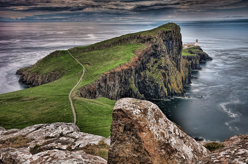 green and brown rock mountain near body of water, neist point HD wallpaper