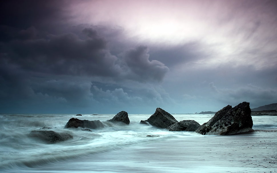 ocean wave under cloudy sky HD wallpaper