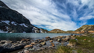 body of water near mountain at daytime, lac HD wallpaper
