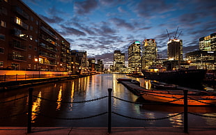 photo of buildings and river, cityscape, canary wharf, London HD wallpaper