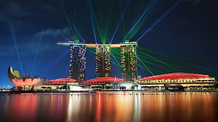 concrete building near body of awter, cityscape, Singapore, Marina Bay, lasers HD wallpaper
