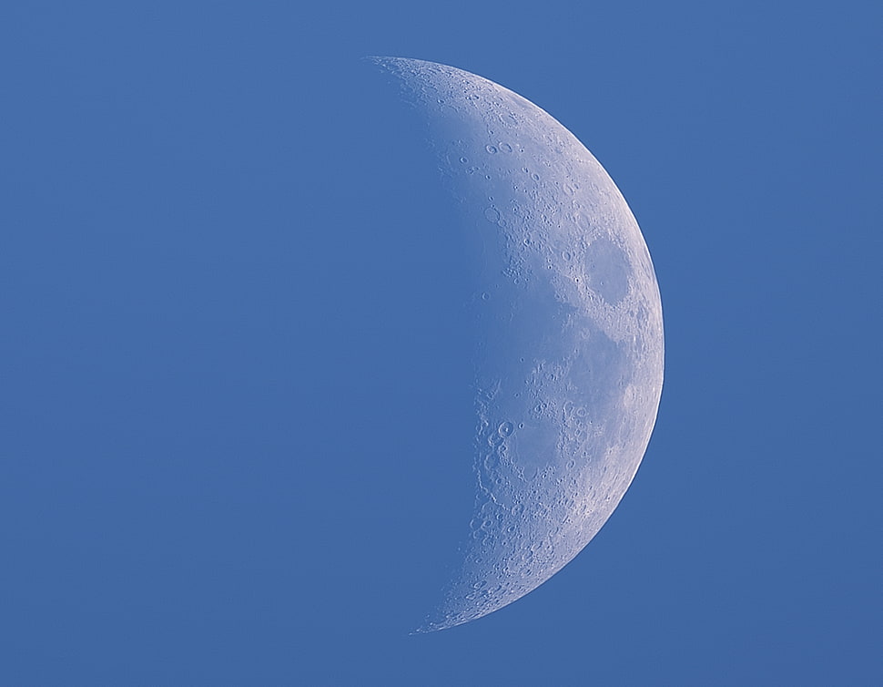 photo of moon during daytime HD wallpaper
