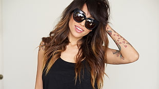 woman wearing black tank top and black sunglasses HD wallpaper