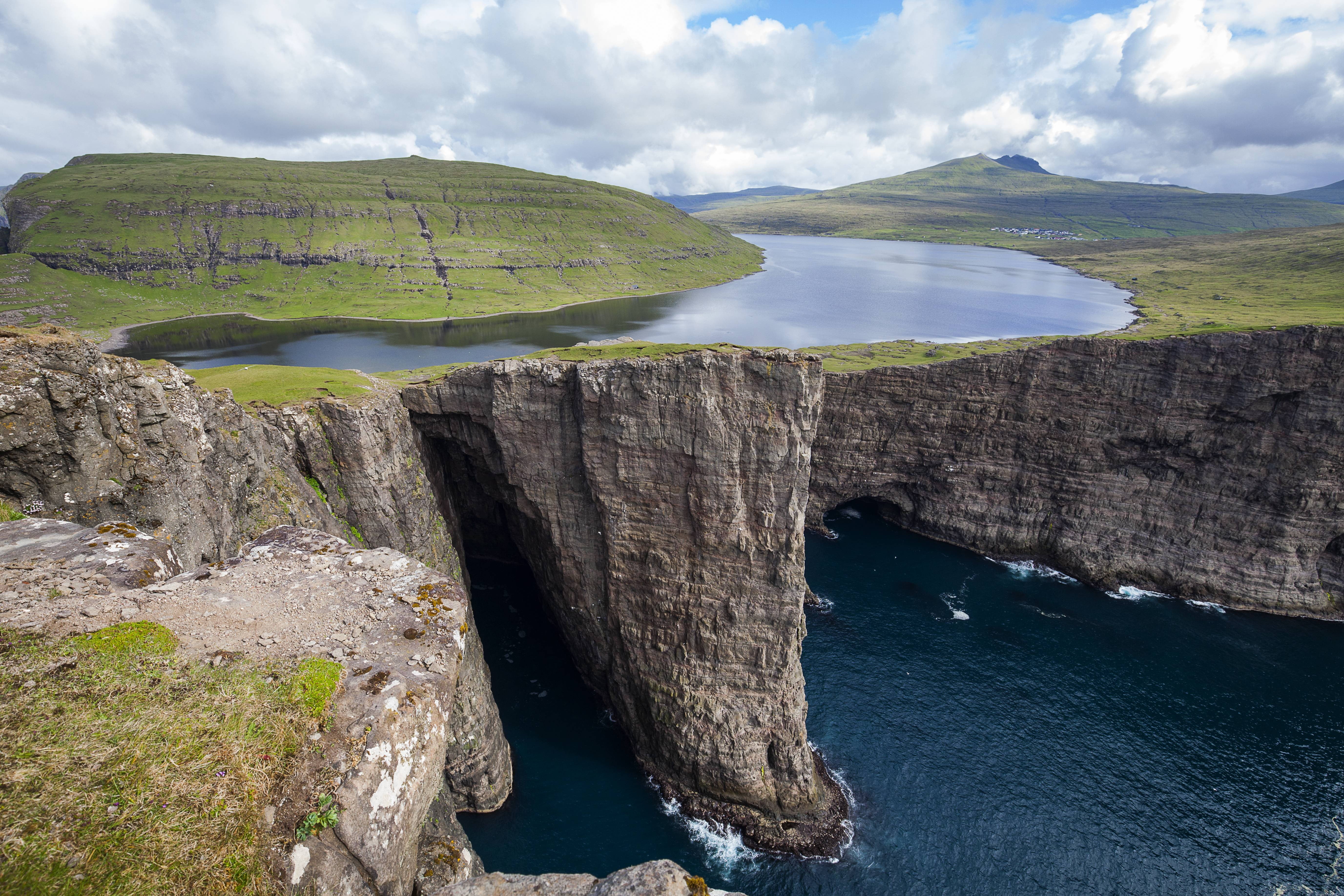 Фарерские острова. Фарерские острова озеро Сорвагсватн. Висячее озеро Сорвагсватн Фарерские. Фарерские острова (Faroe Islands), Дания. Сорвагсватн озеро над океаном.